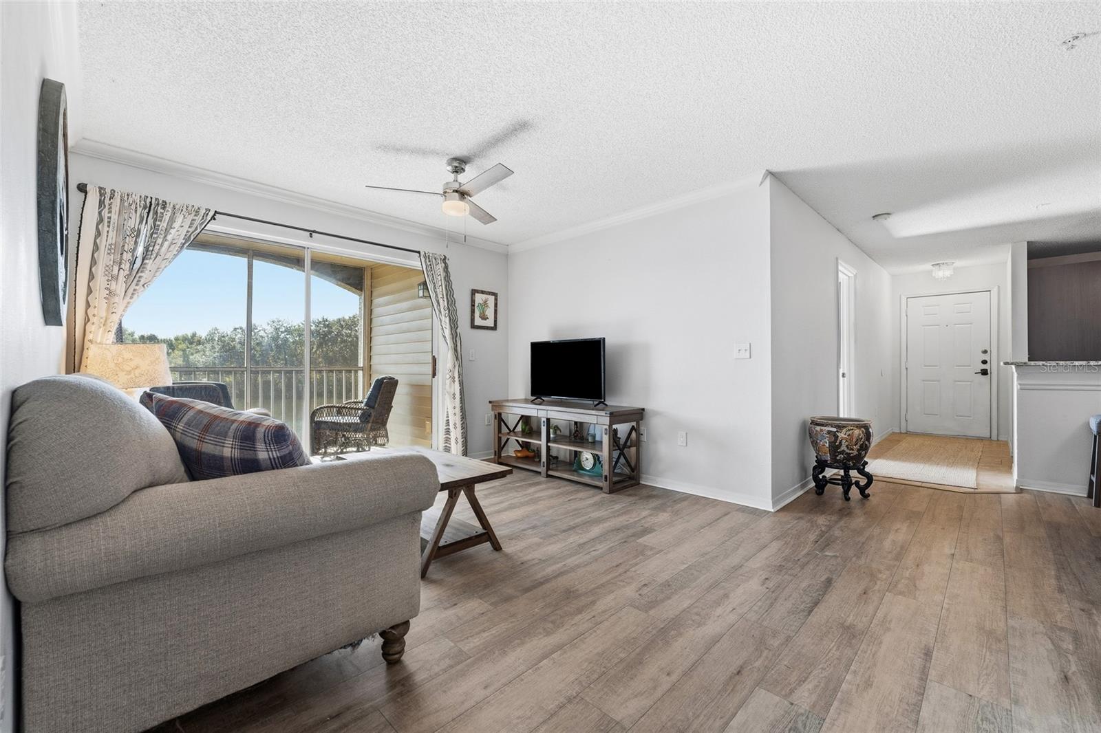 Image 10 of 18 For 1999 Summer Club Drive  211