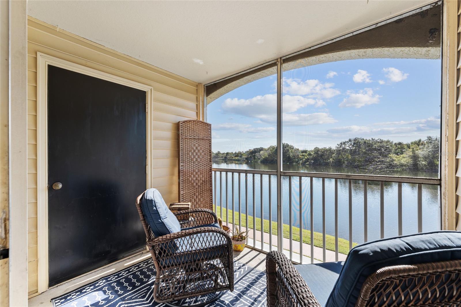 Image 16 of 18 For 1999 Summer Club Drive  211