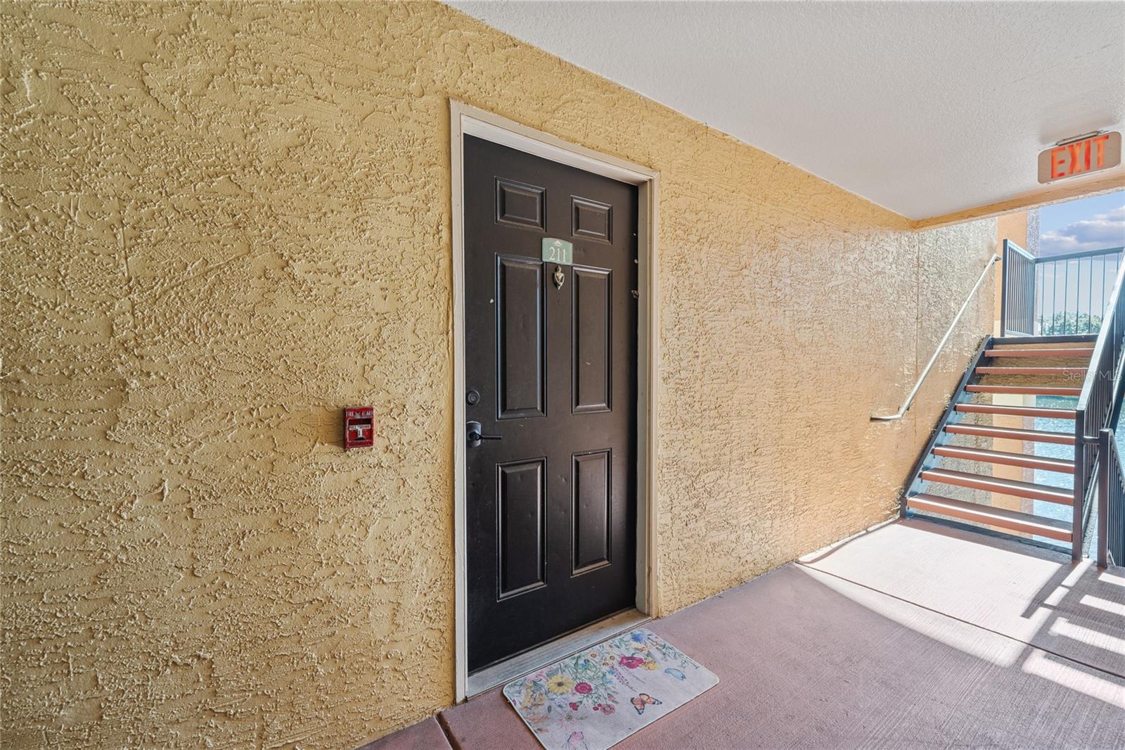 Image 2 of 18 For 1999 Summer Club Drive  211