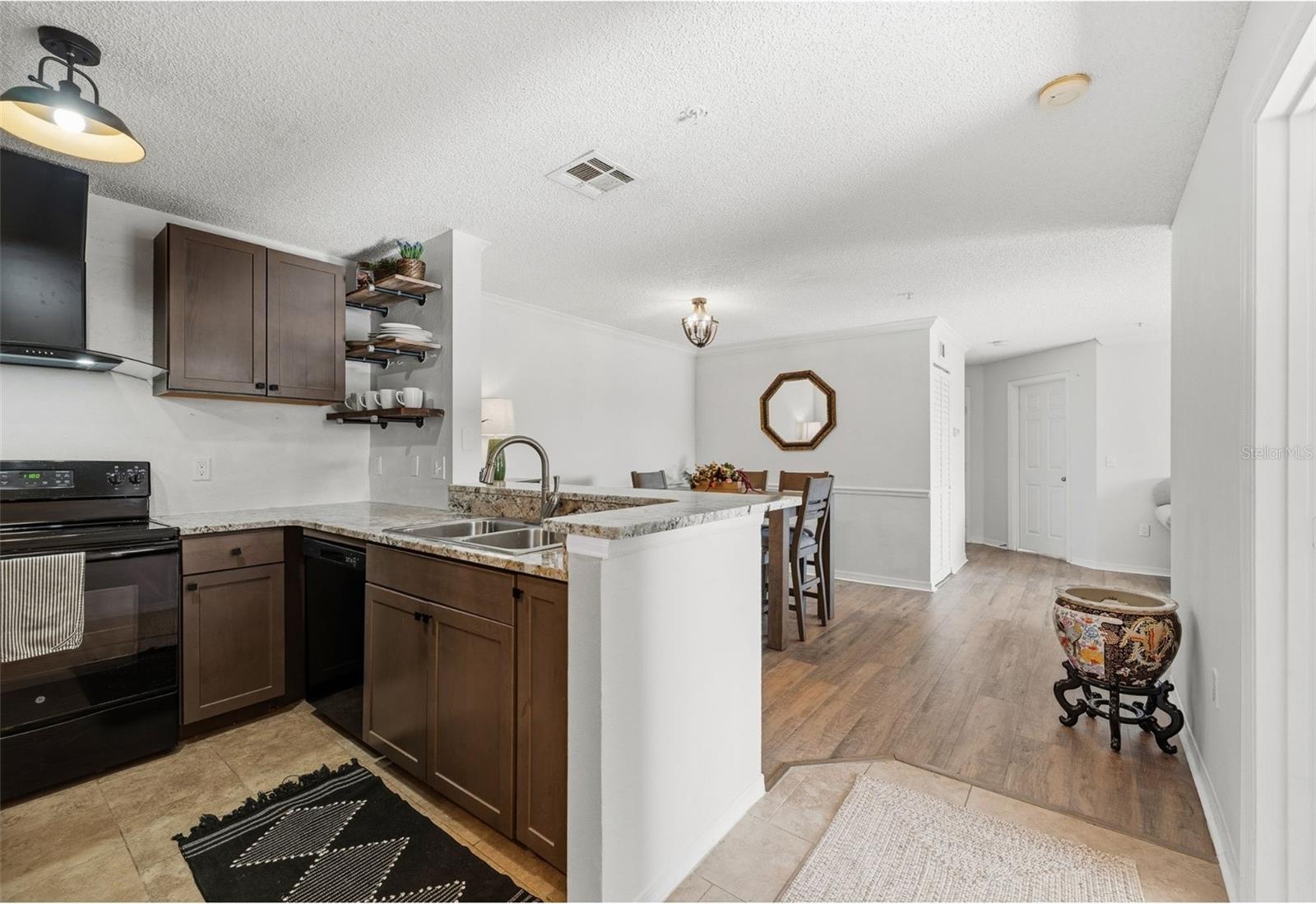 Image 3 of 18 For 1999 Summer Club Drive  211