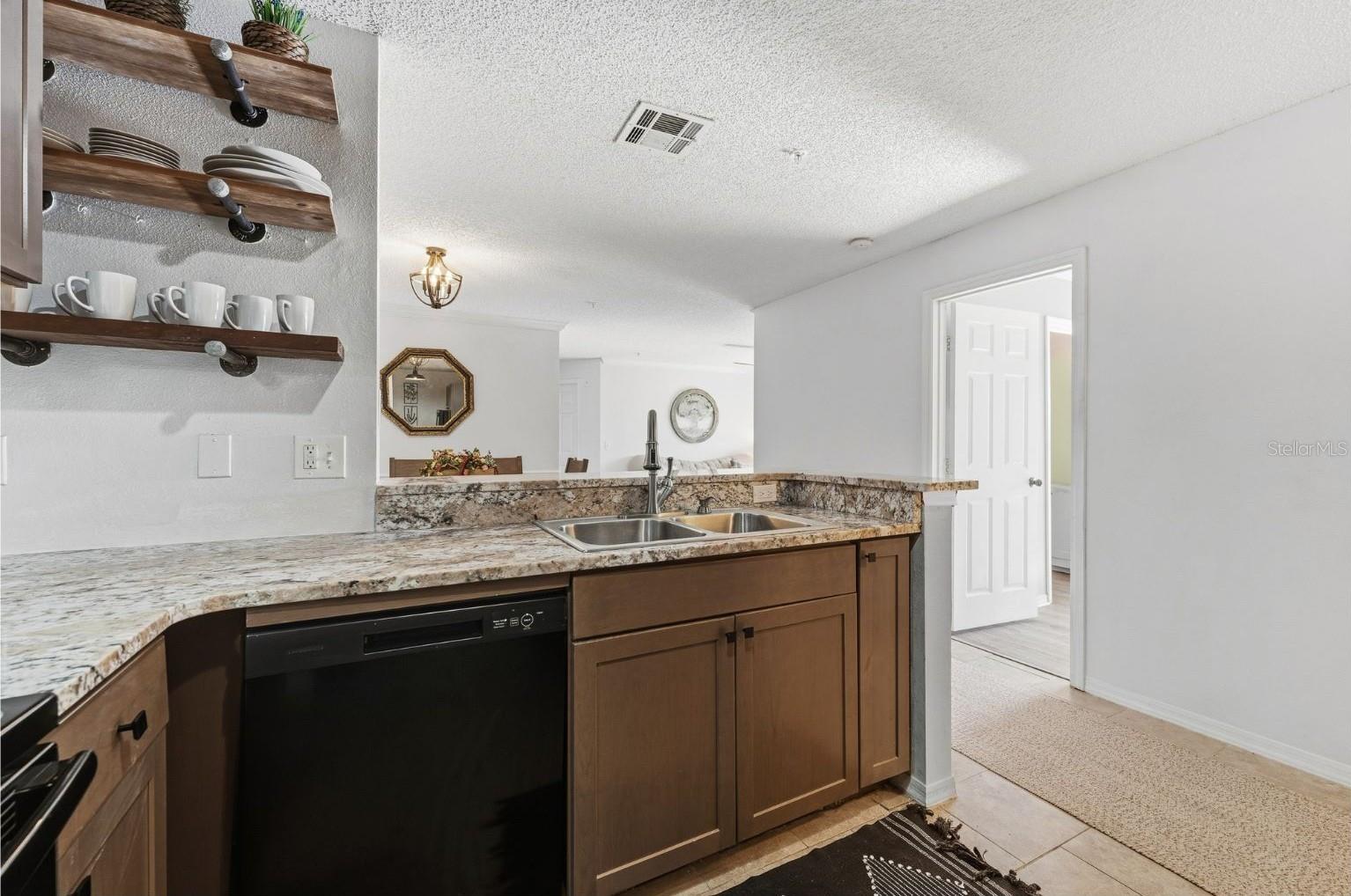 Image 5 of 18 For 1999 Summer Club Drive  211