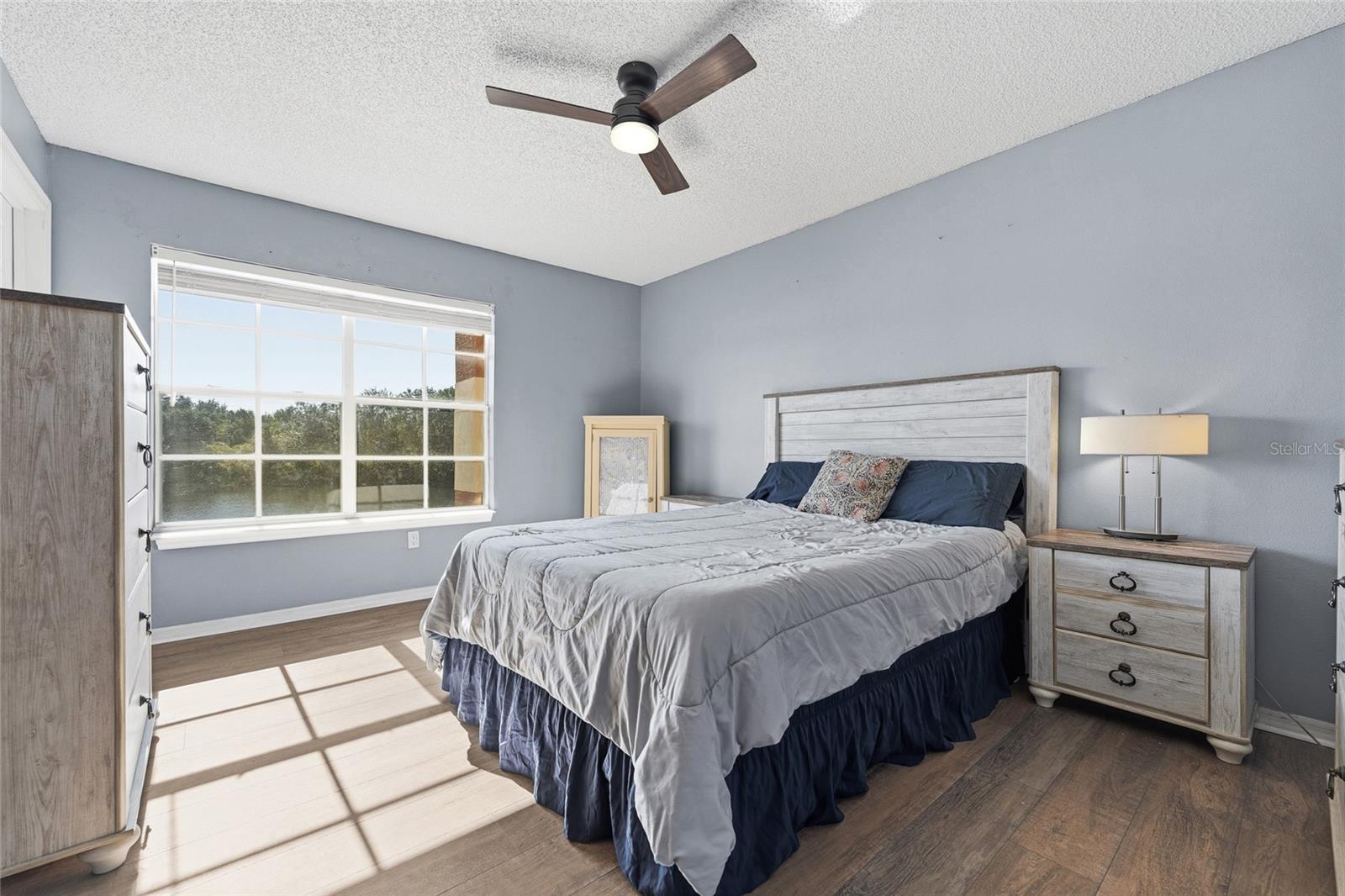 Image 6 of 18 For 1999 Summer Club Drive  211