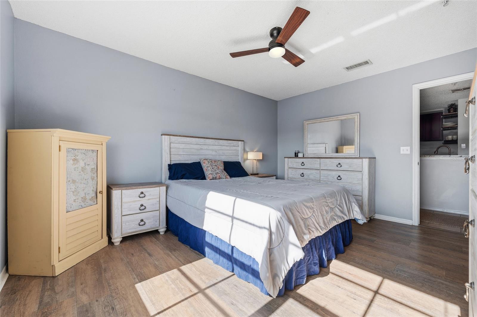 Image 7 of 18 For 1999 Summer Club Drive  211