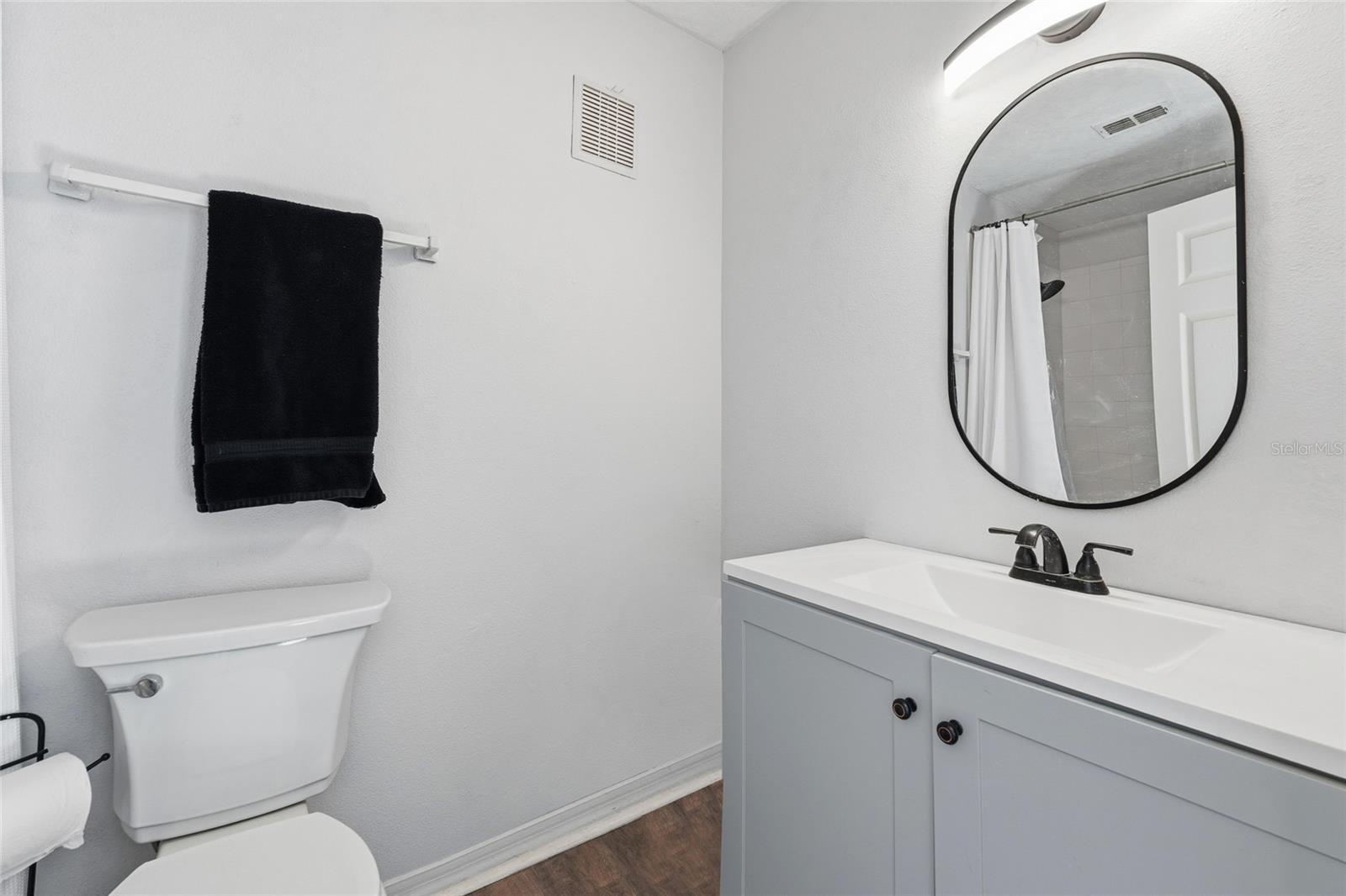 Image 8 of 18 For 1999 Summer Club Drive  211