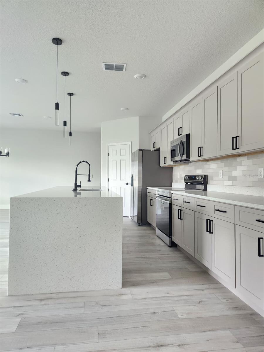 Image 11 of 46 For 627 Gagnon Street Se