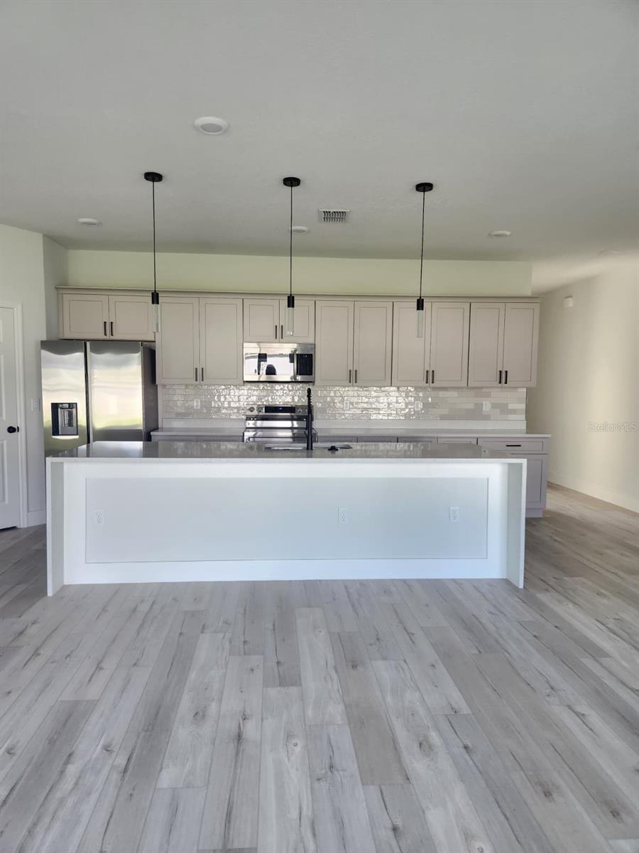 Image 12 of 46 For 627 Gagnon Street Se