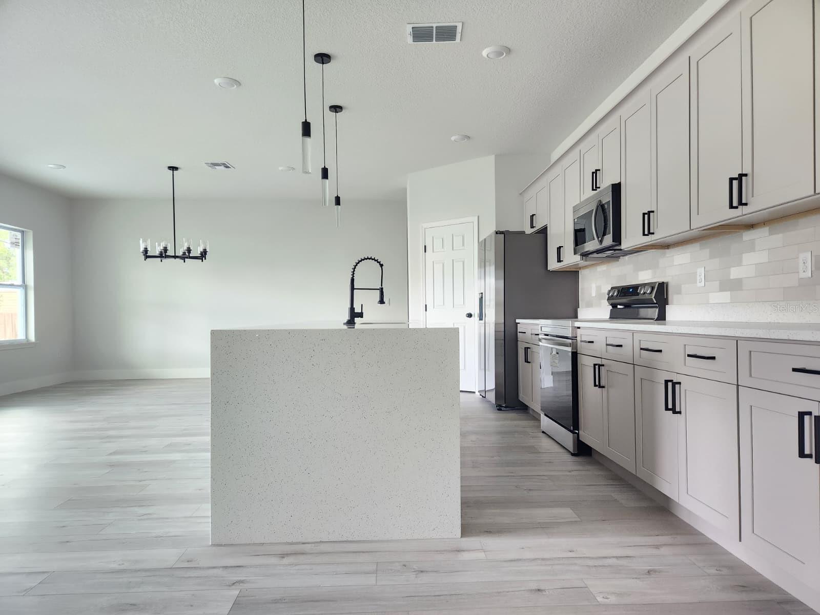 Image 19 of 46 For 627 Gagnon Street Se