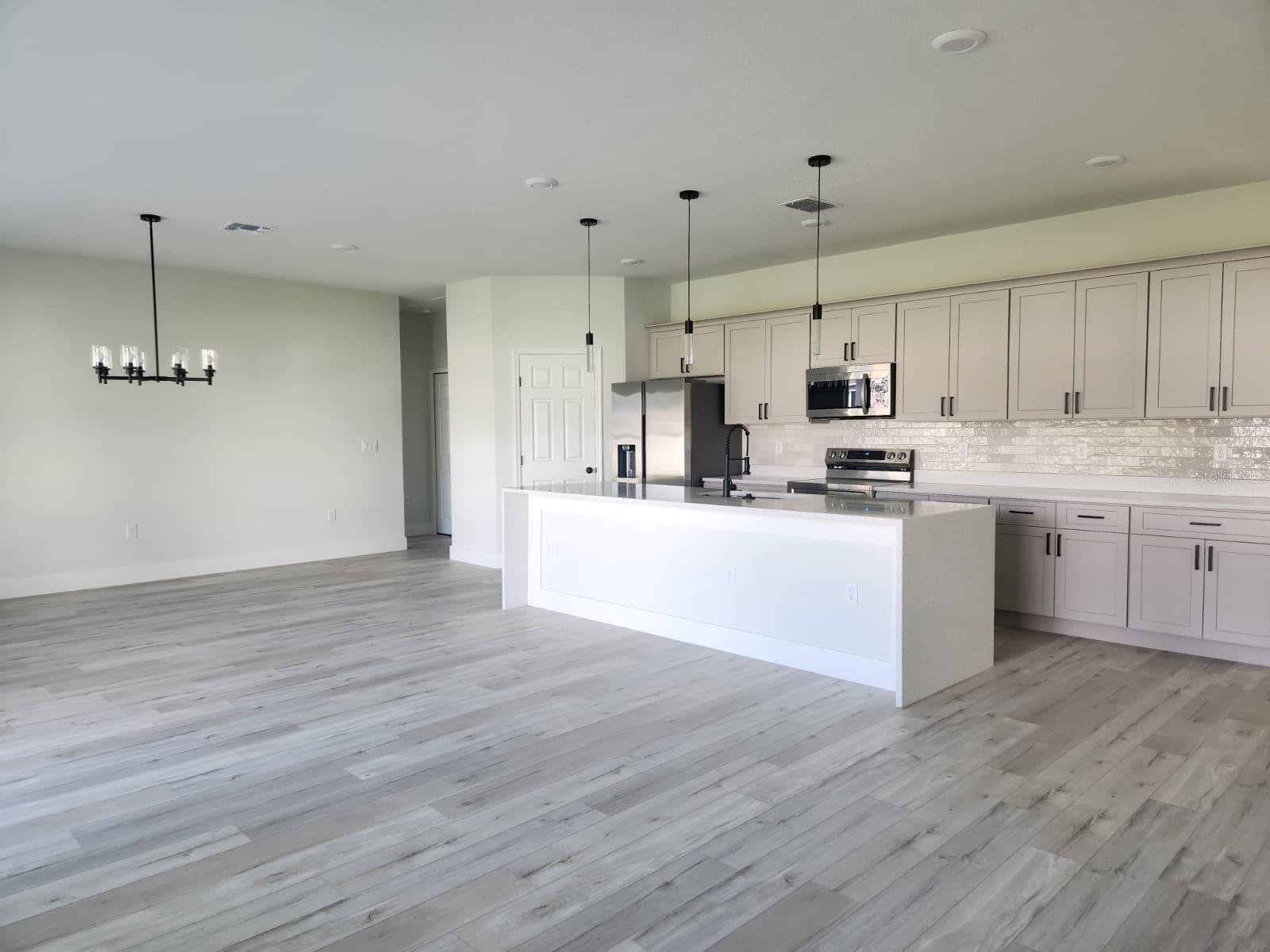 Image 23 of 46 For 627 Gagnon Street Se