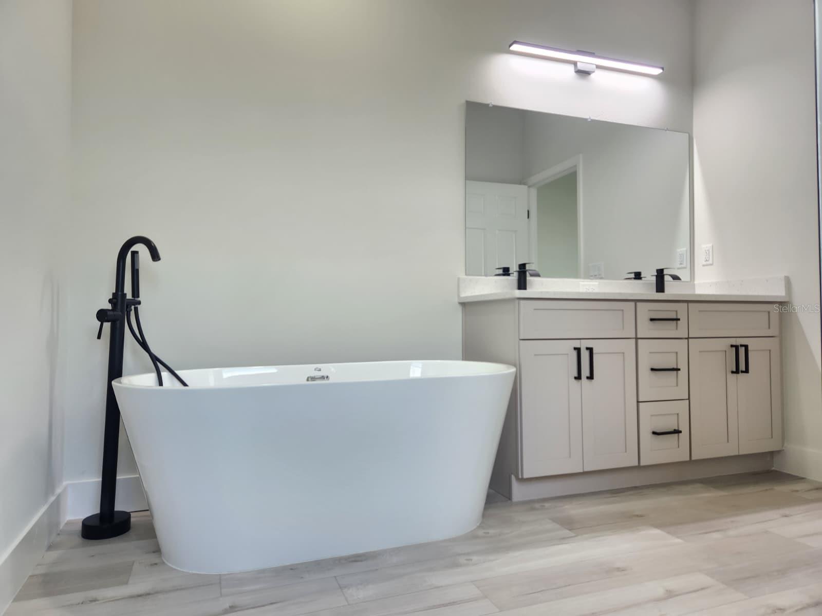 Image 33 of 46 For 627 Gagnon Street Se