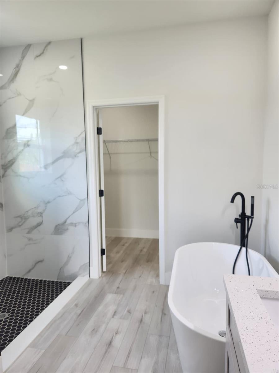 Image 34 of 46 For 627 Gagnon Street Se