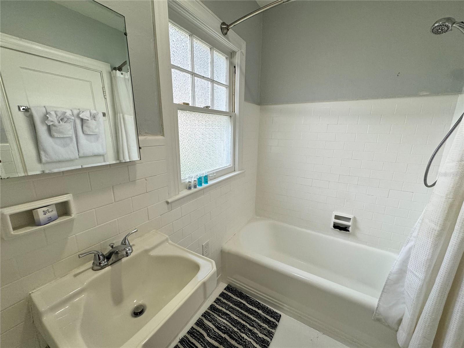 Image 12 of 16 For 607 Harwood Street 607