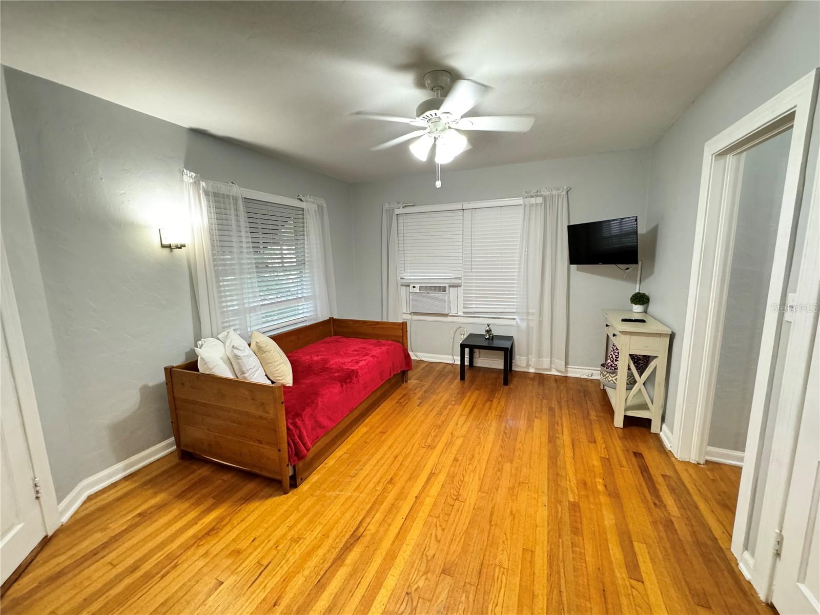 Image 5 of 16 For 607 Harwood Street 607