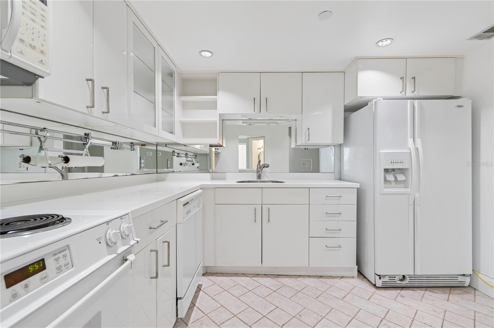 Image 10 of 32 For 400 Colonial Drive 602