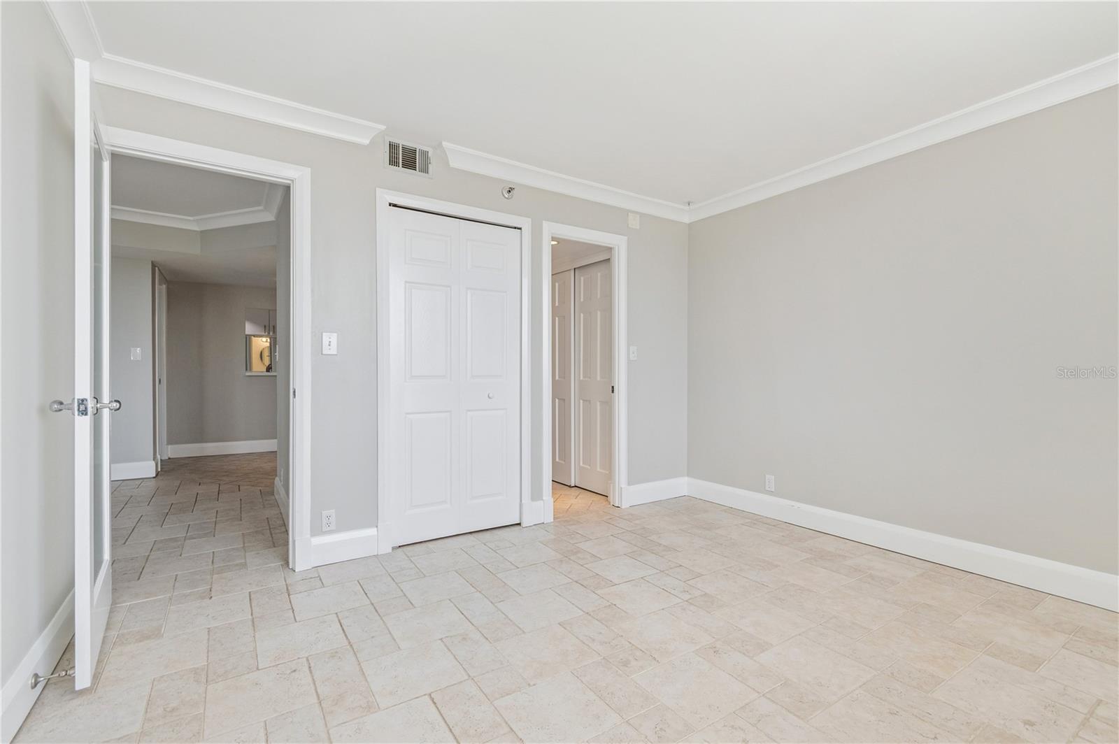 Image 21 of 32 For 400 Colonial Drive 602