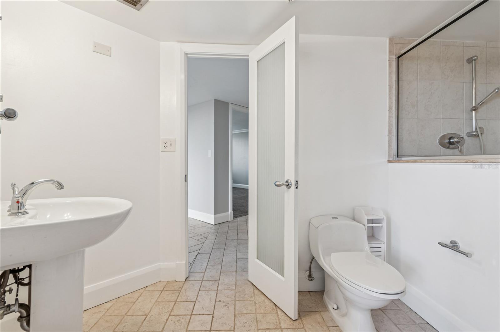 Image 22 of 32 For 400 Colonial Drive 602