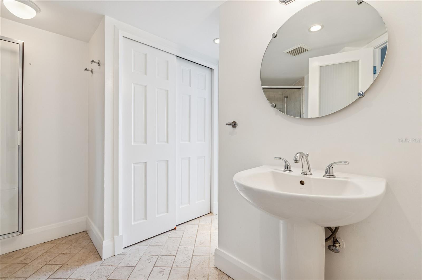 Image 23 of 32 For 400 Colonial Drive 602