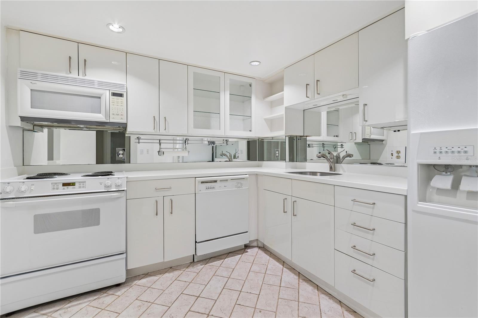 Image 9 of 32 For 400 Colonial Drive 602