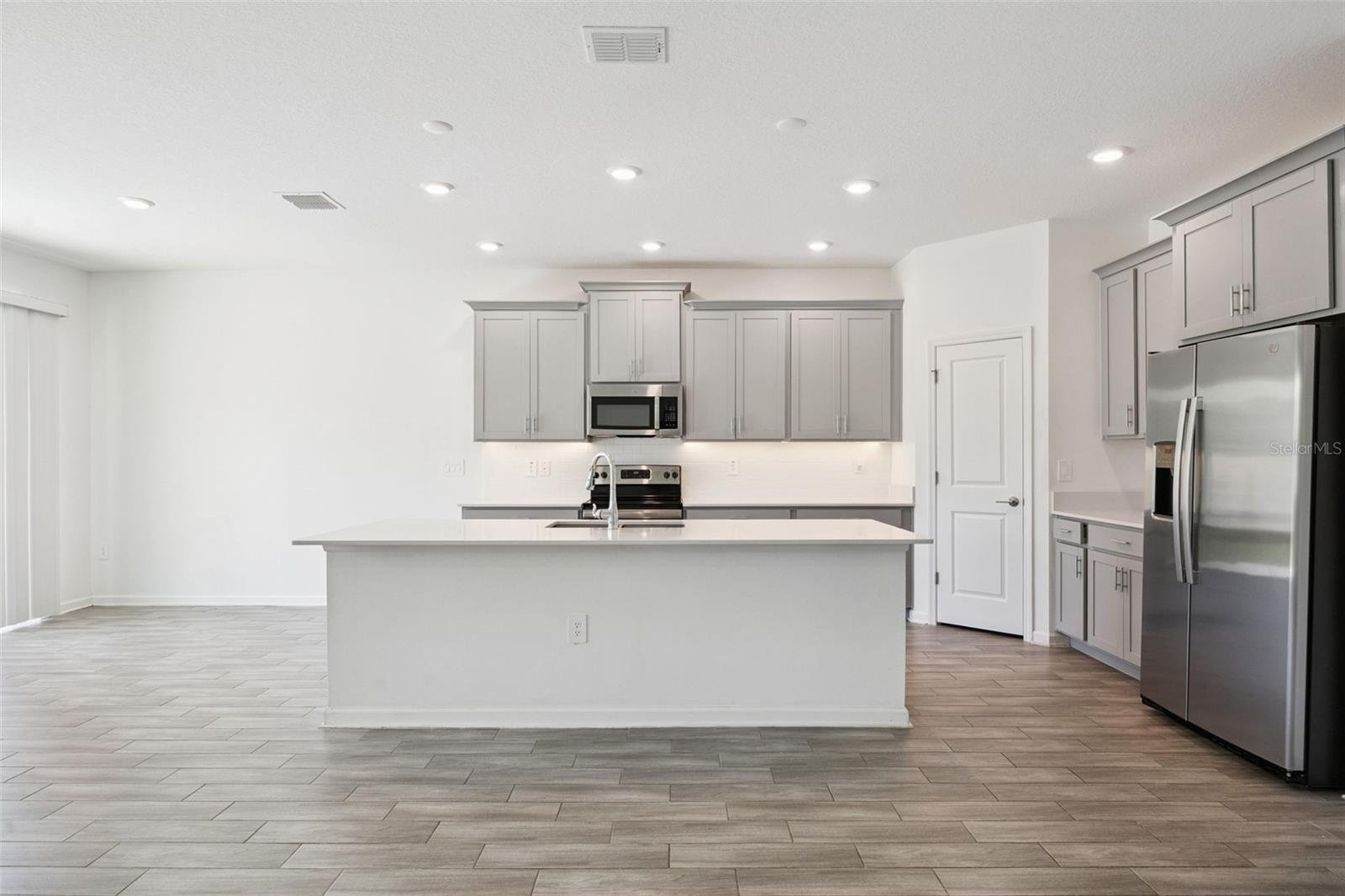 Image 12 of 41 For 6298 Lakepine Street