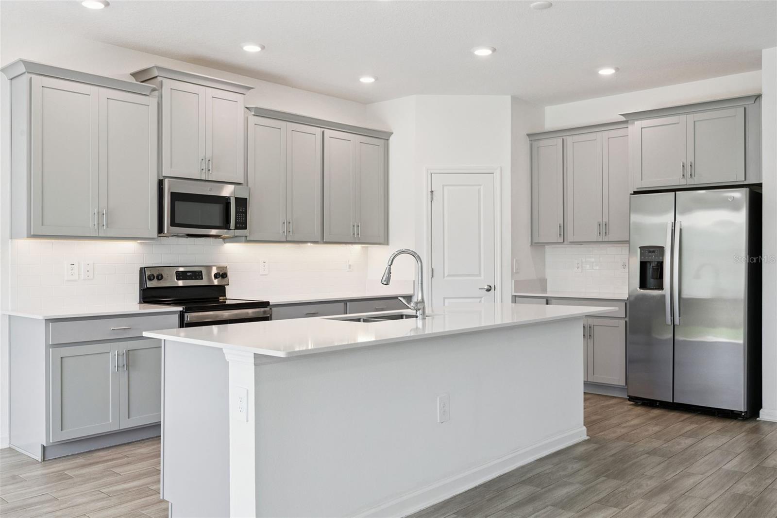 Image 15 of 41 For 6298 Lakepine Street