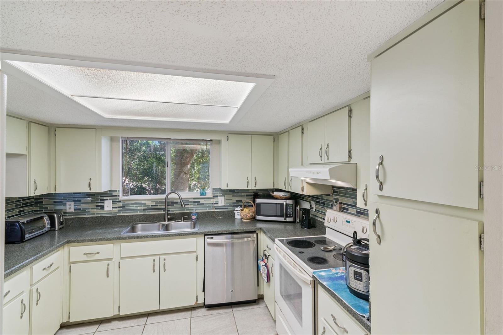 Image 20 of 35 For 10943 86 Court