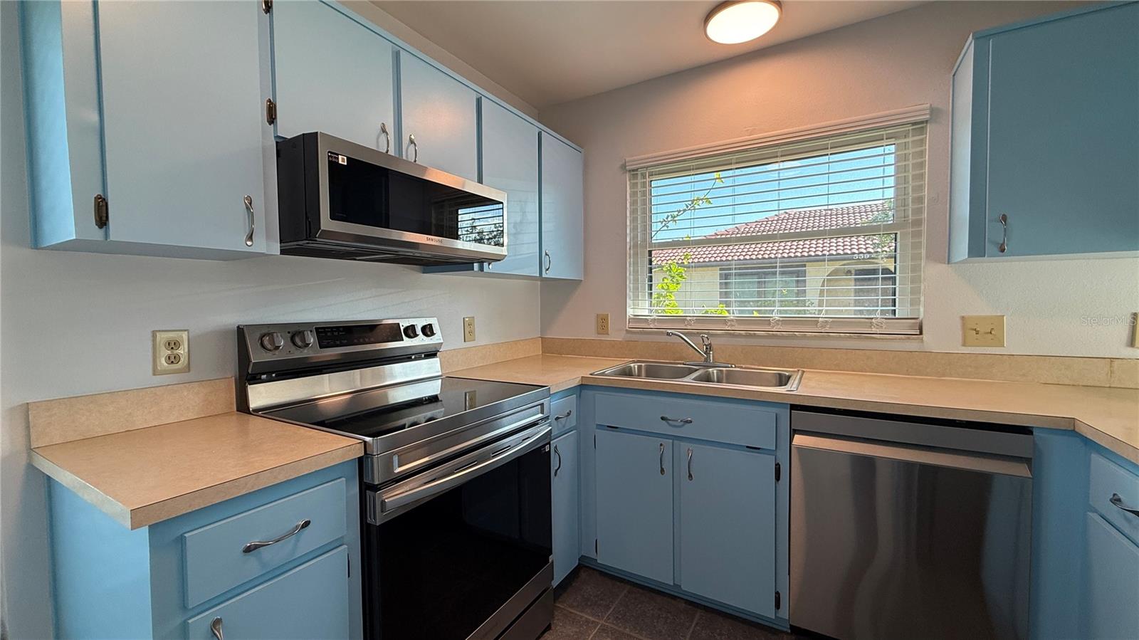 Image 3 of 32 For 555 Hunter Circle