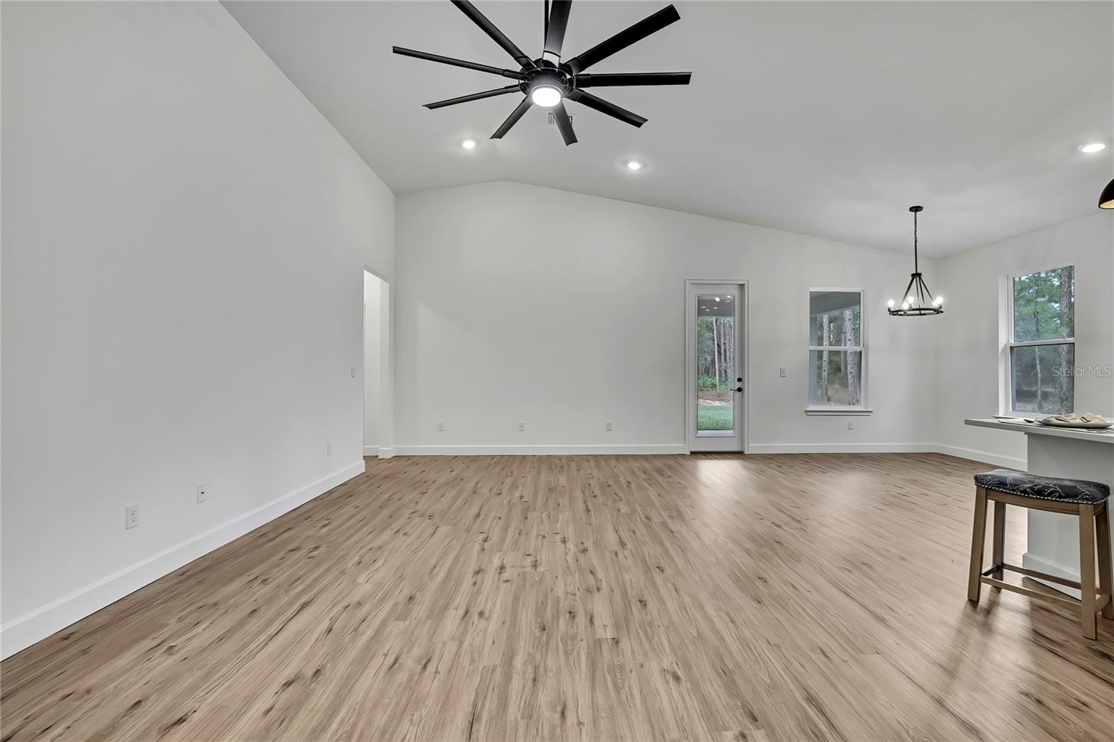 Image 5 of 64 For 16007 Magpie Road