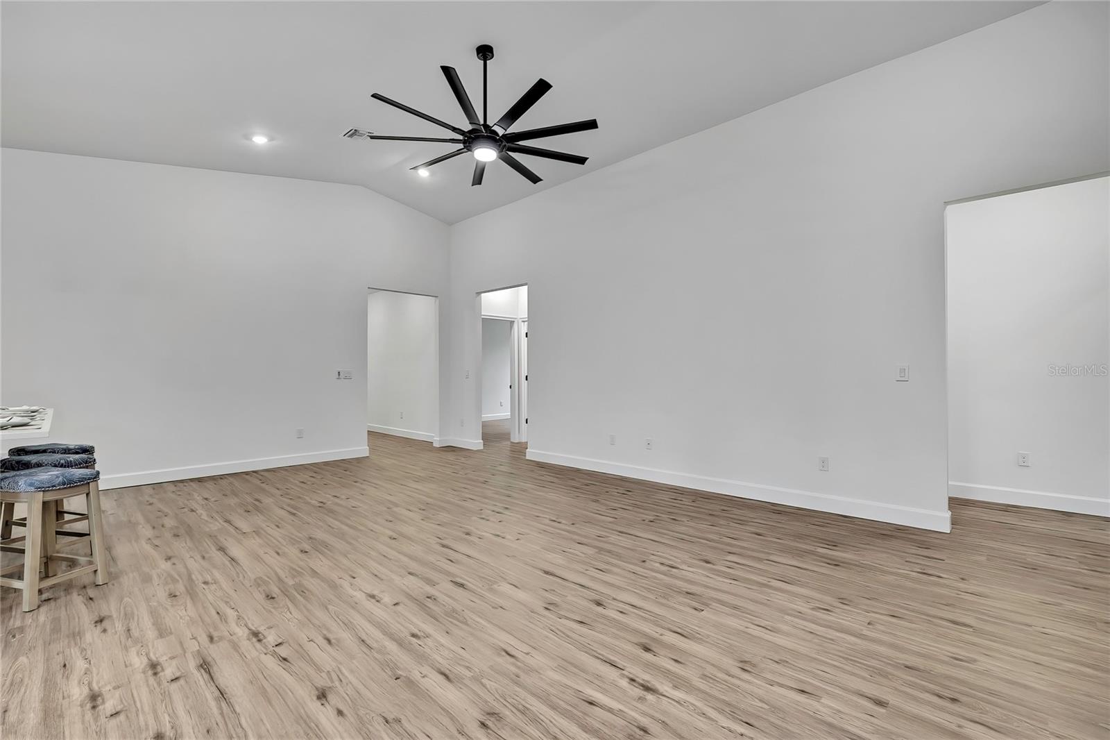 Image 9 of 64 For 16007 Magpie Road