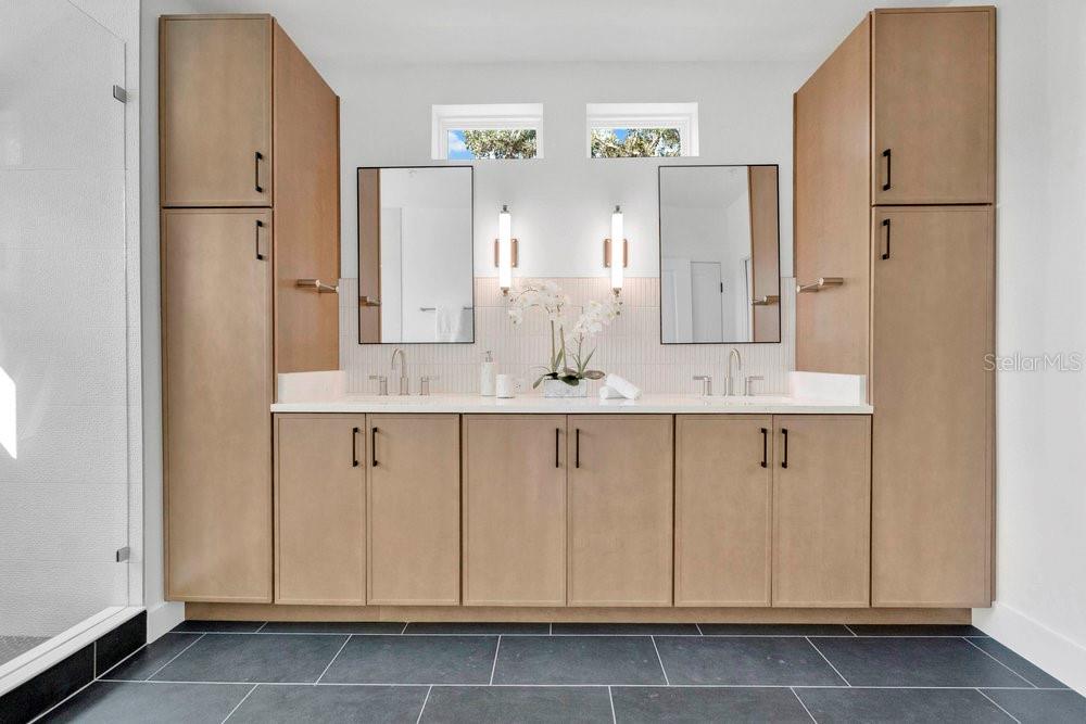 Image 23 of 66 For 1002 Robinson Street