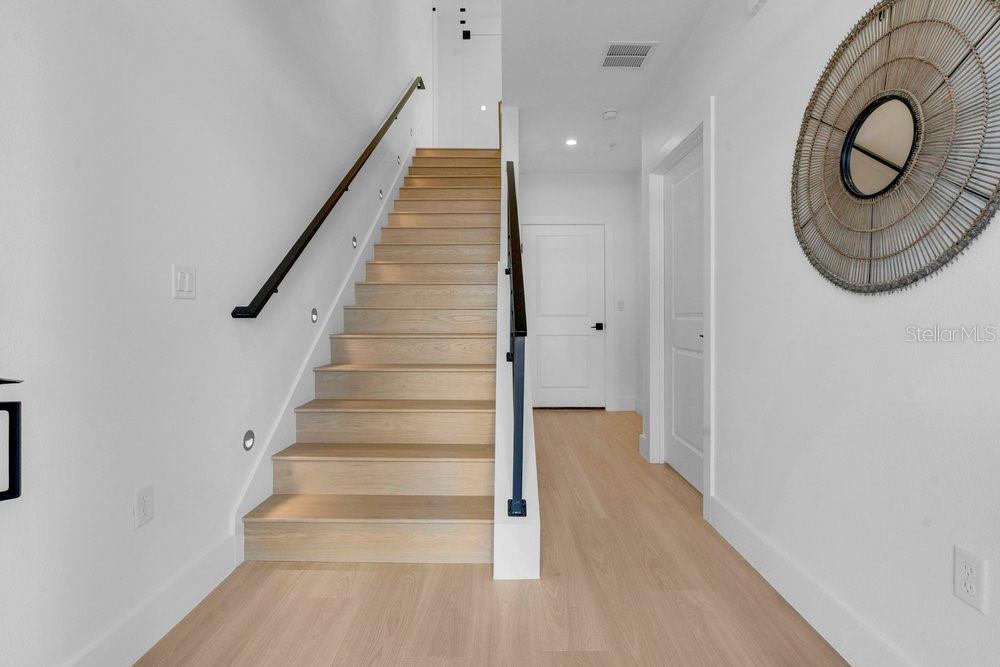 Image 28 of 66 For 1002 Robinson Street