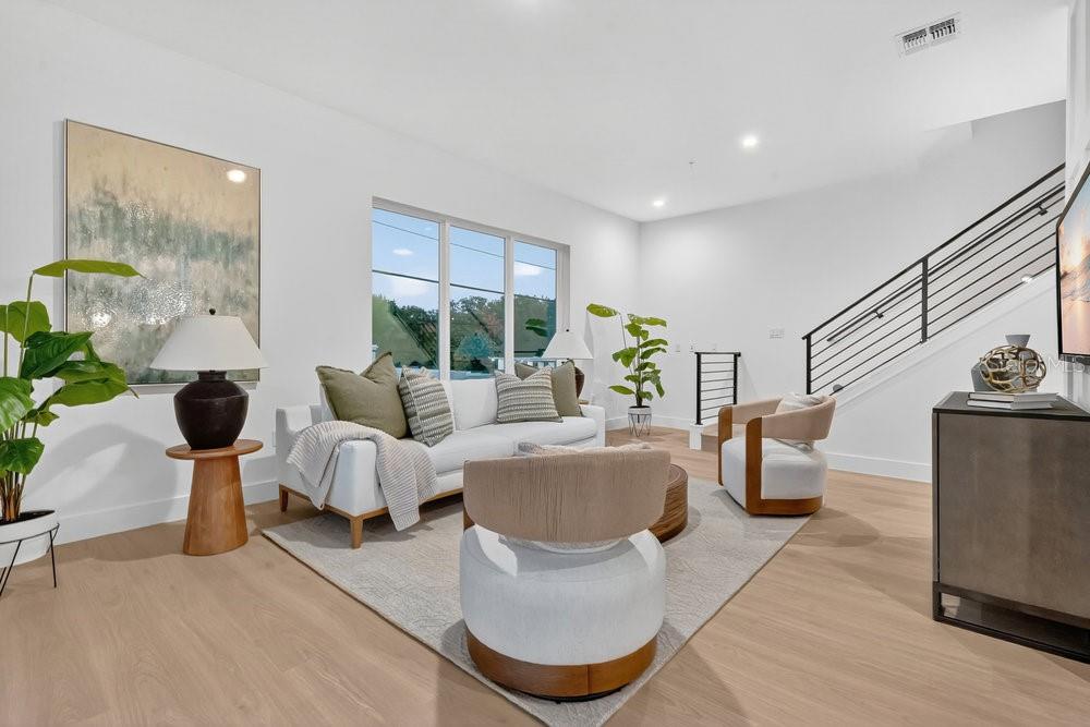 Image 3 of 66 For 1002 Robinson Street