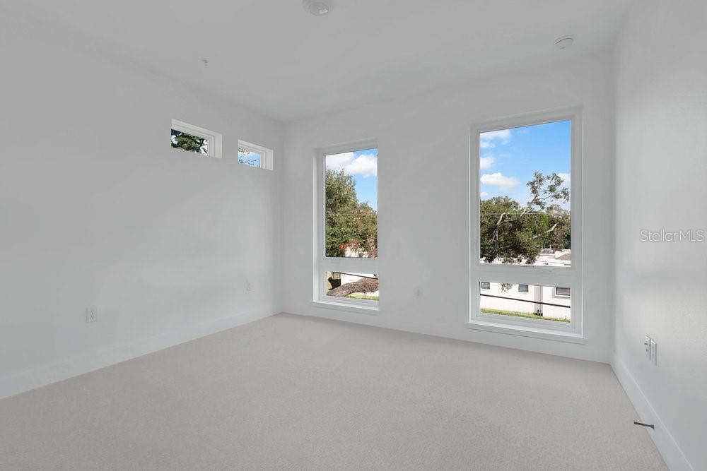 Image 31 of 66 For 1002 Robinson Street