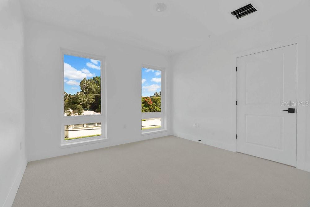 Image 33 of 66 For 1002 Robinson Street