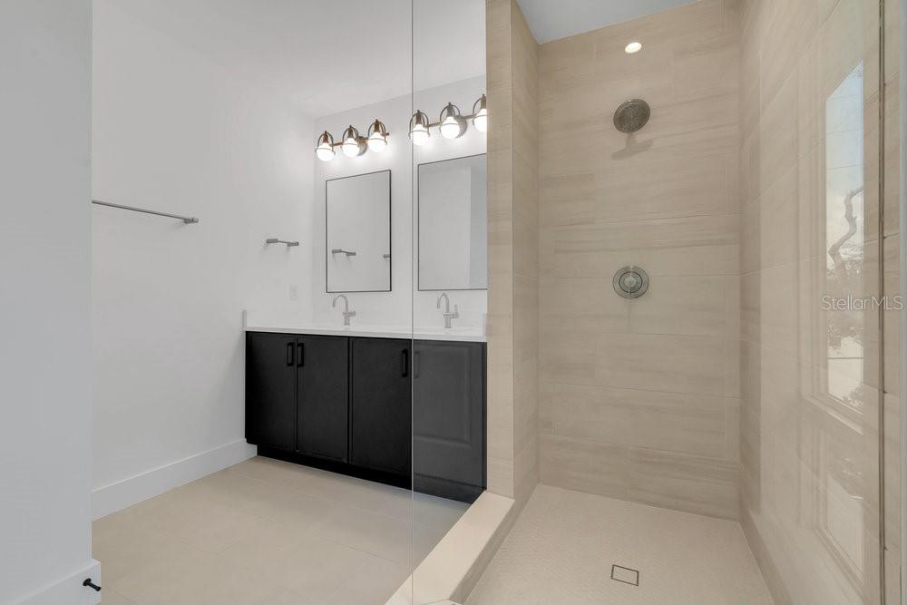 Image 34 of 66 For 1002 Robinson Street