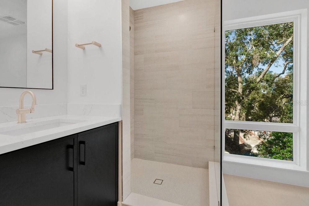 Image 36 of 66 For 1002 Robinson Street