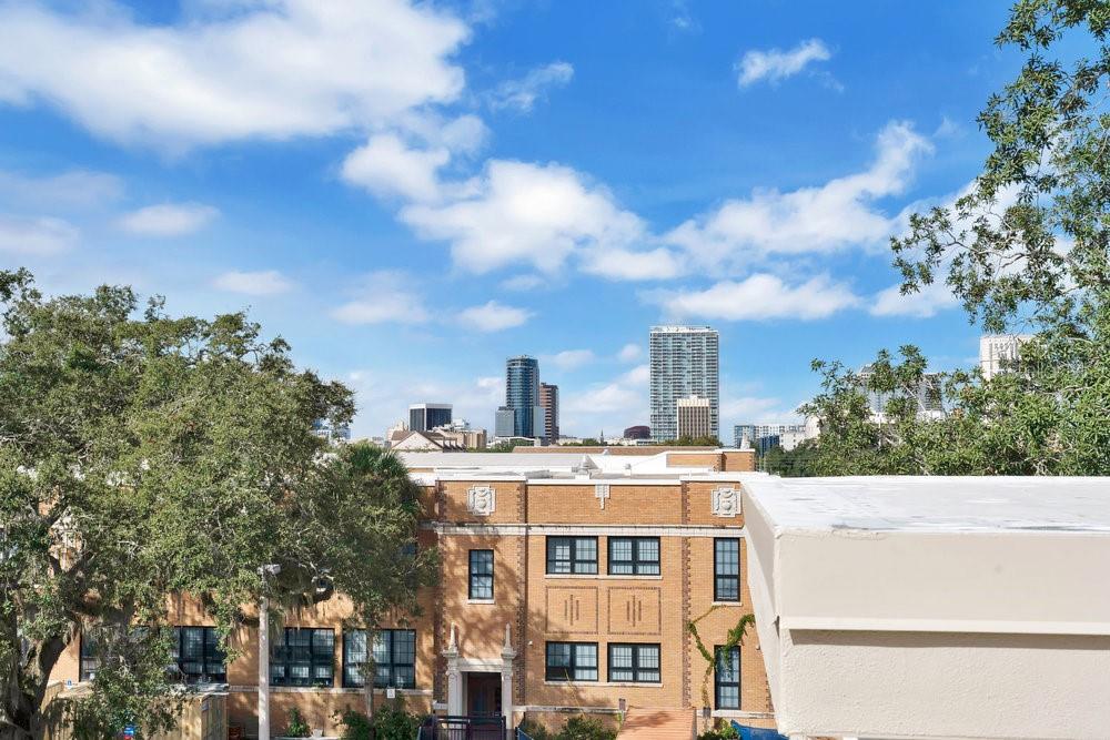 Image 39 of 66 For 1002 Robinson Street