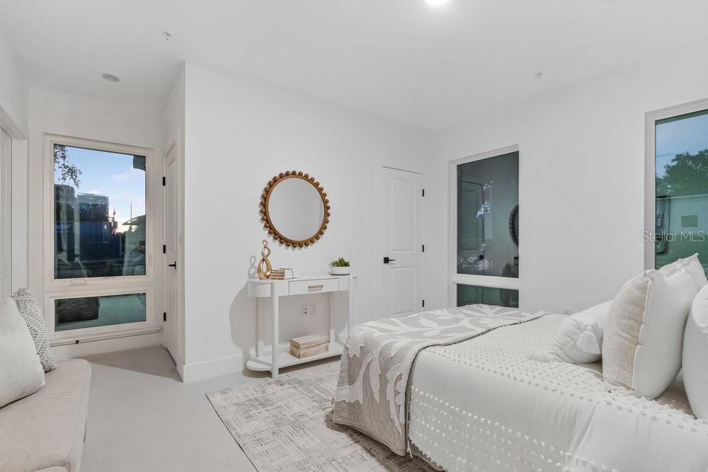 Image 41 of 66 For 1002 Robinson Street