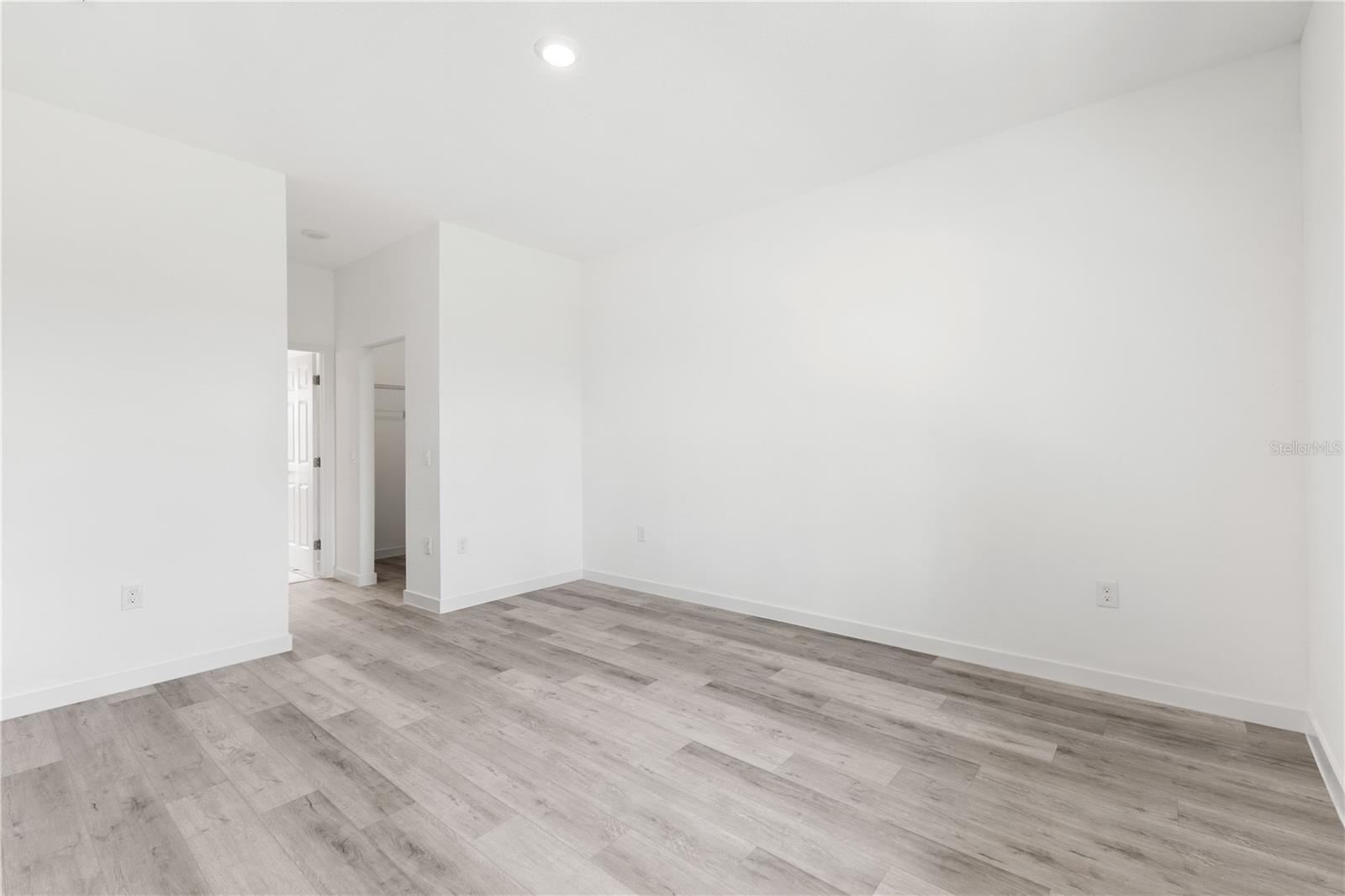 Image 24 of 32 For 917 Desmoines Way