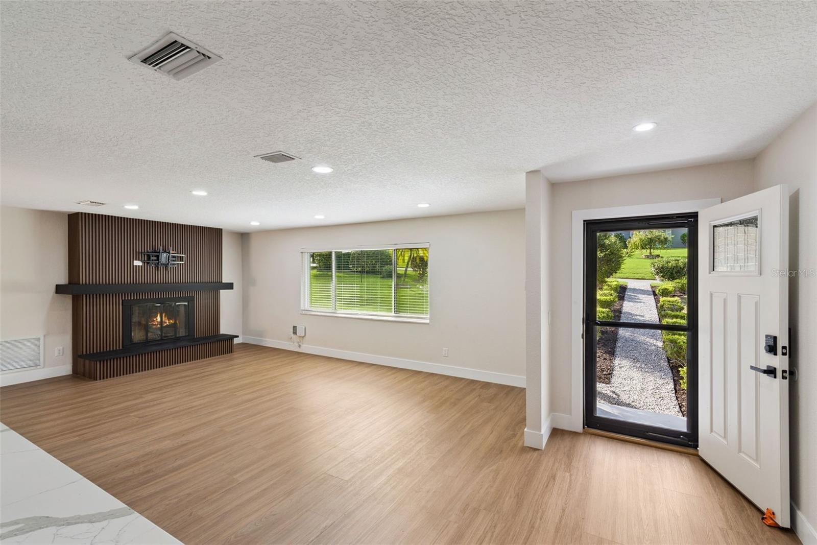 Image 4 of 61 For 1450 Hilltop Drive