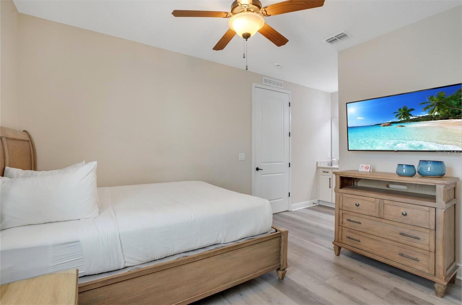 Image 26 of 71 For 7644 Fairfax Drive