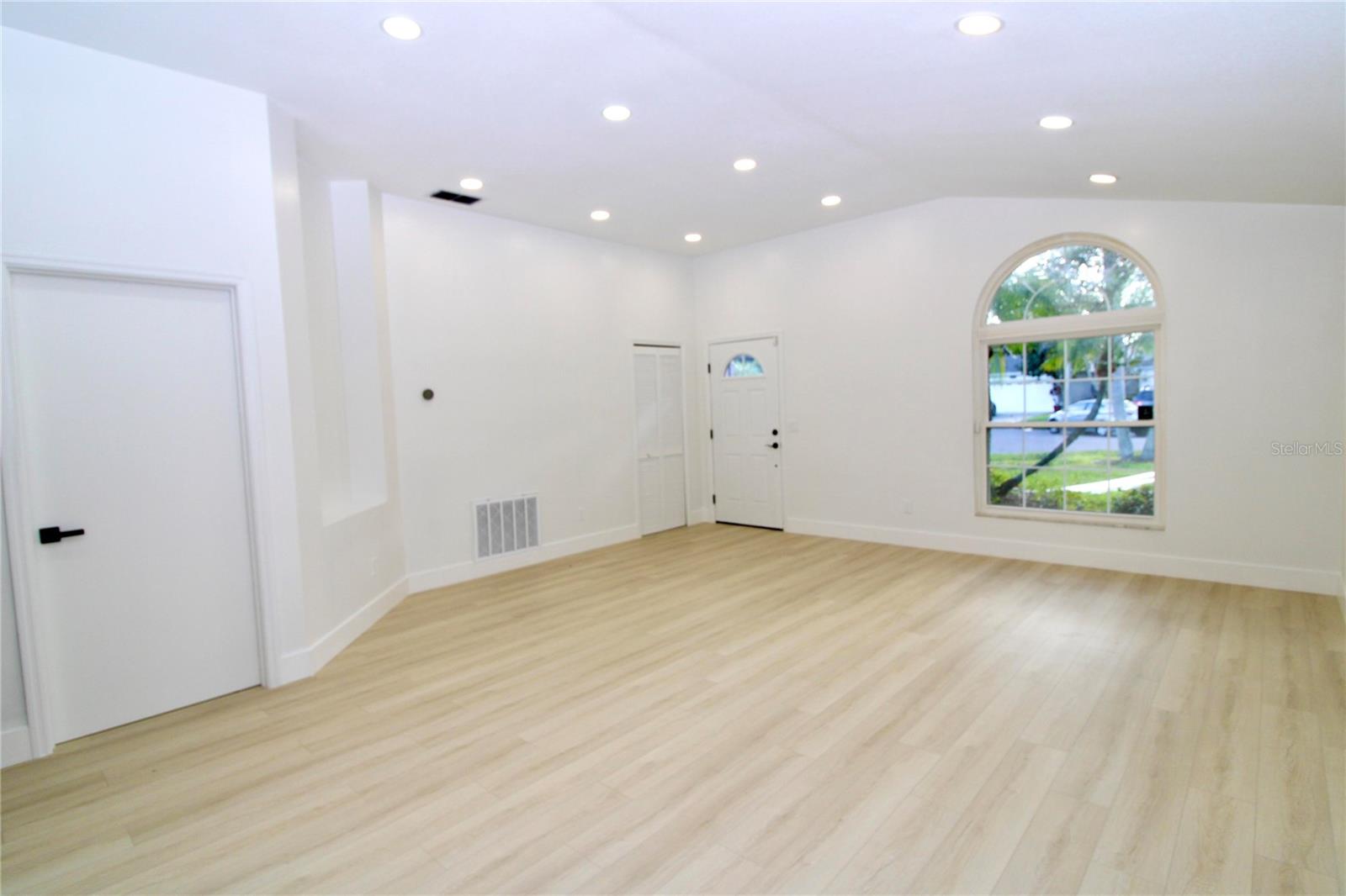 Image 4 of 26 For 13923 Tallowridge Court