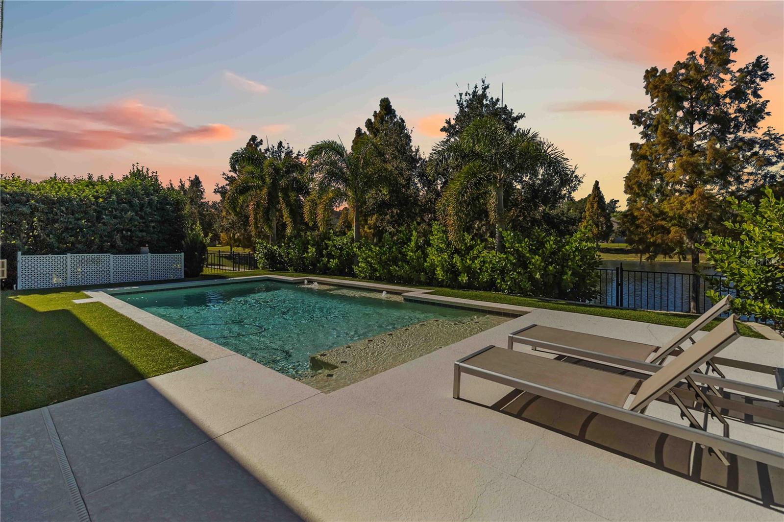 Image 2 of 60 For 1004 Vinsetta Circle