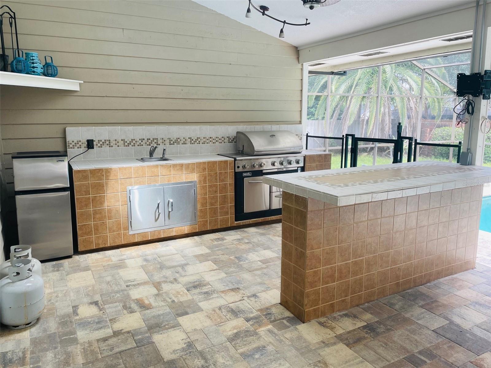 Image 11 of 14 For 609 Longview Place