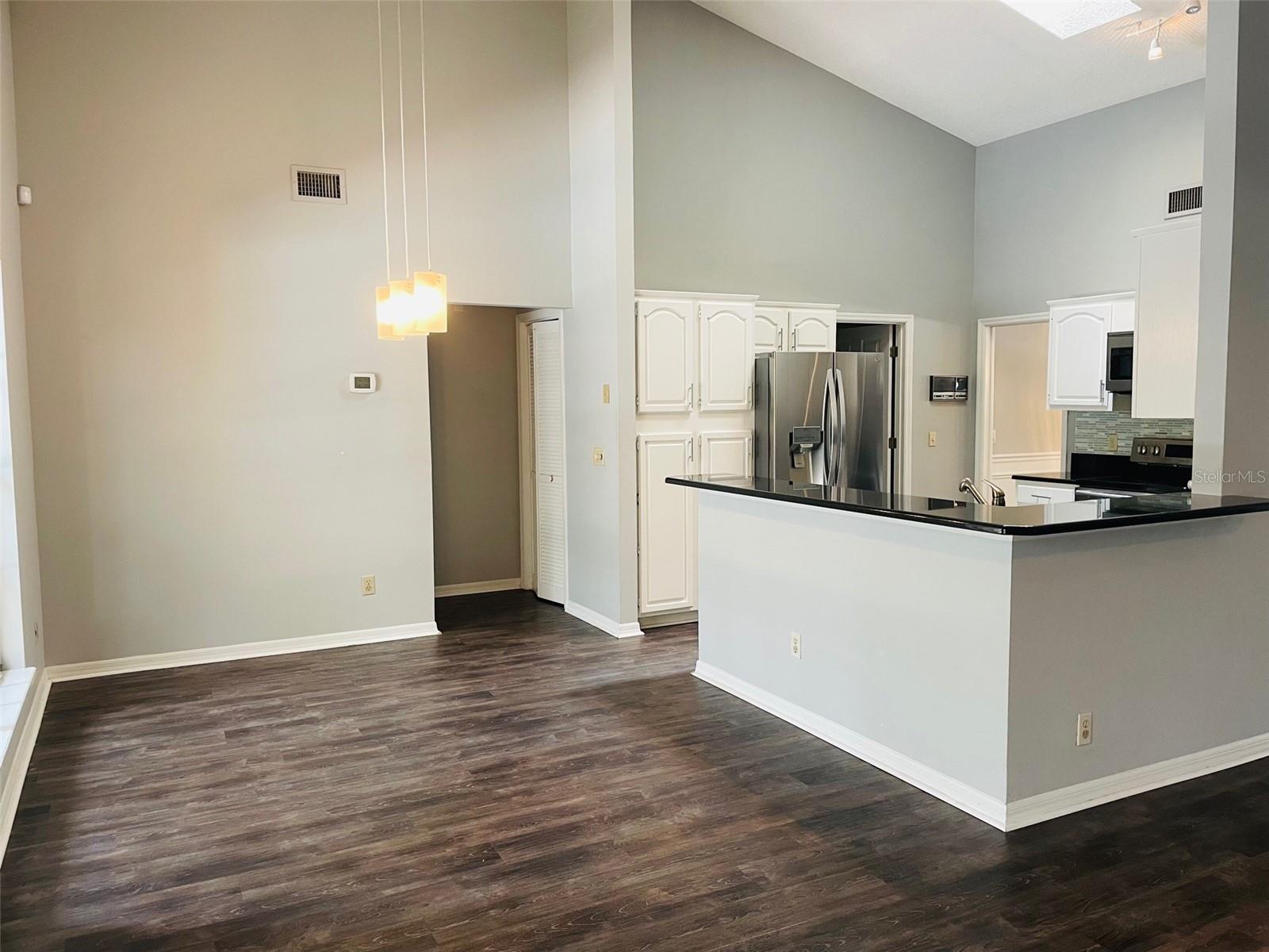 Image 4 of 14 For 609 Longview Place