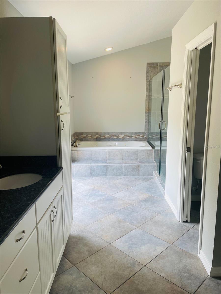 Image 7 of 14 For 609 Longview Place