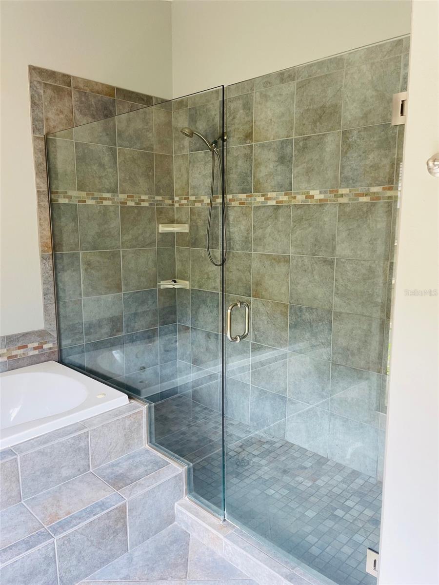 Image 9 of 14 For 609 Longview Place