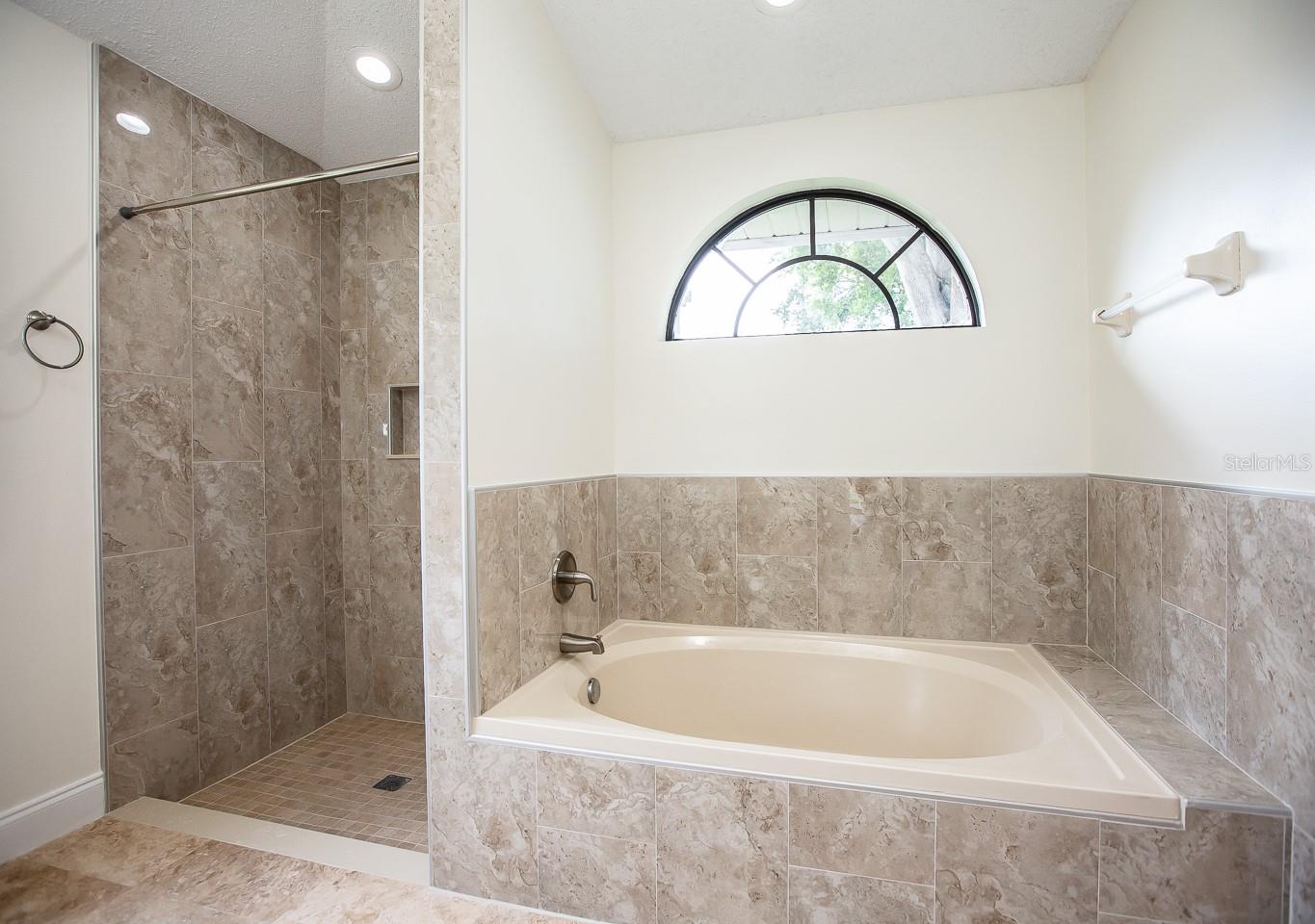 Image 13 of 19 For 4087 Waterview Loop