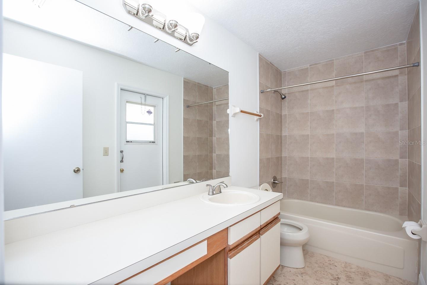 Image 15 of 19 For 4087 Waterview Loop