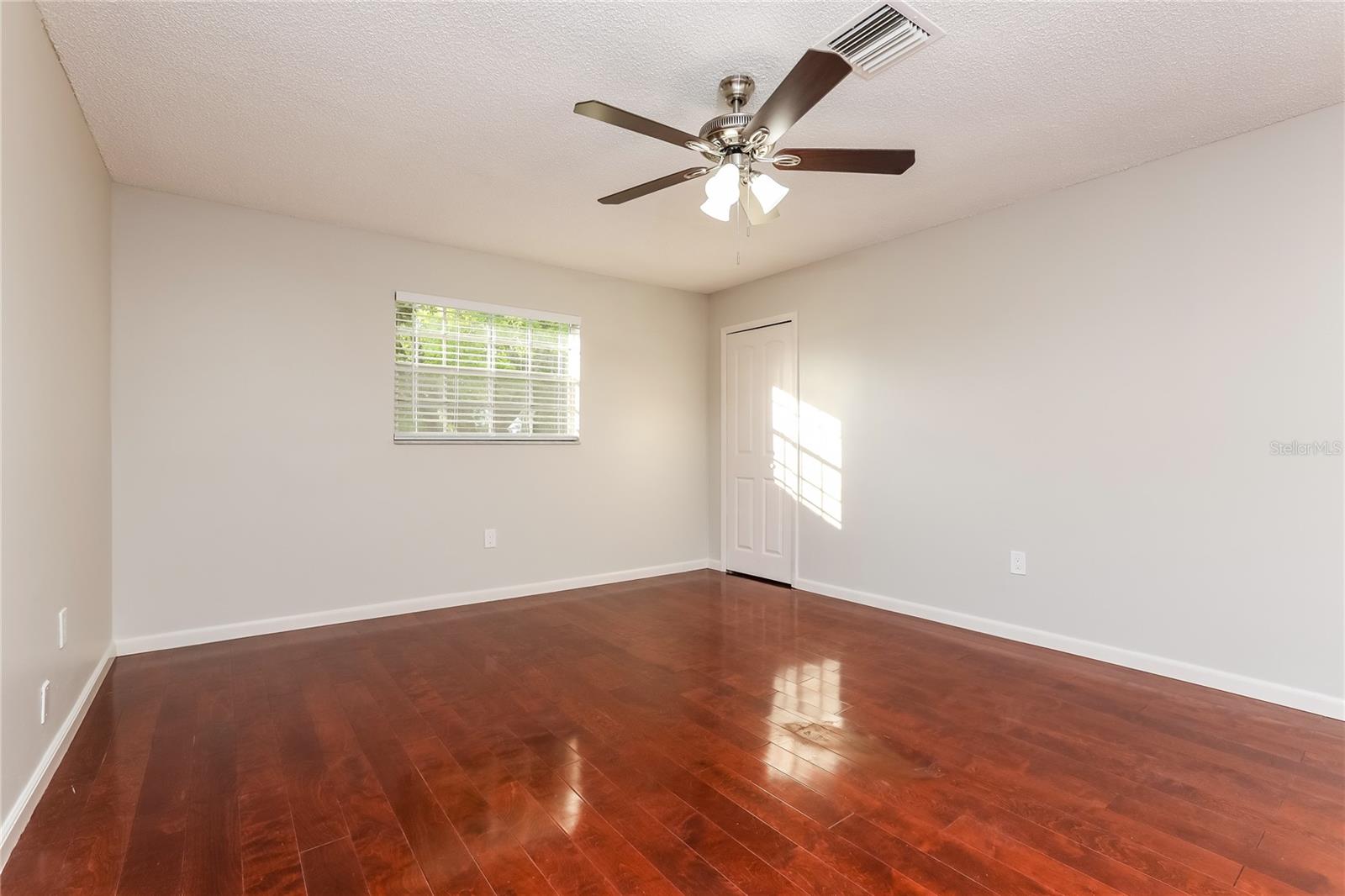 Image 7 of 17 For 392 Crystal Avenue