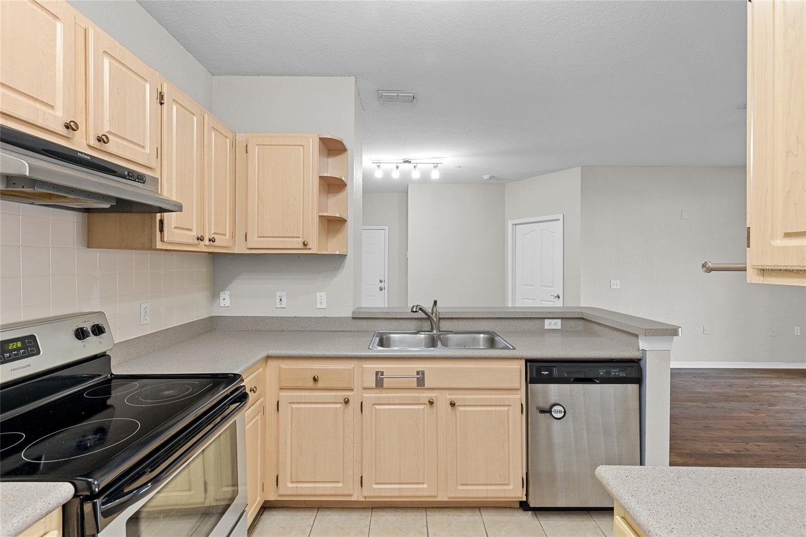 Image 14 of 36 For 1175 Lake Shadow Circle 4105