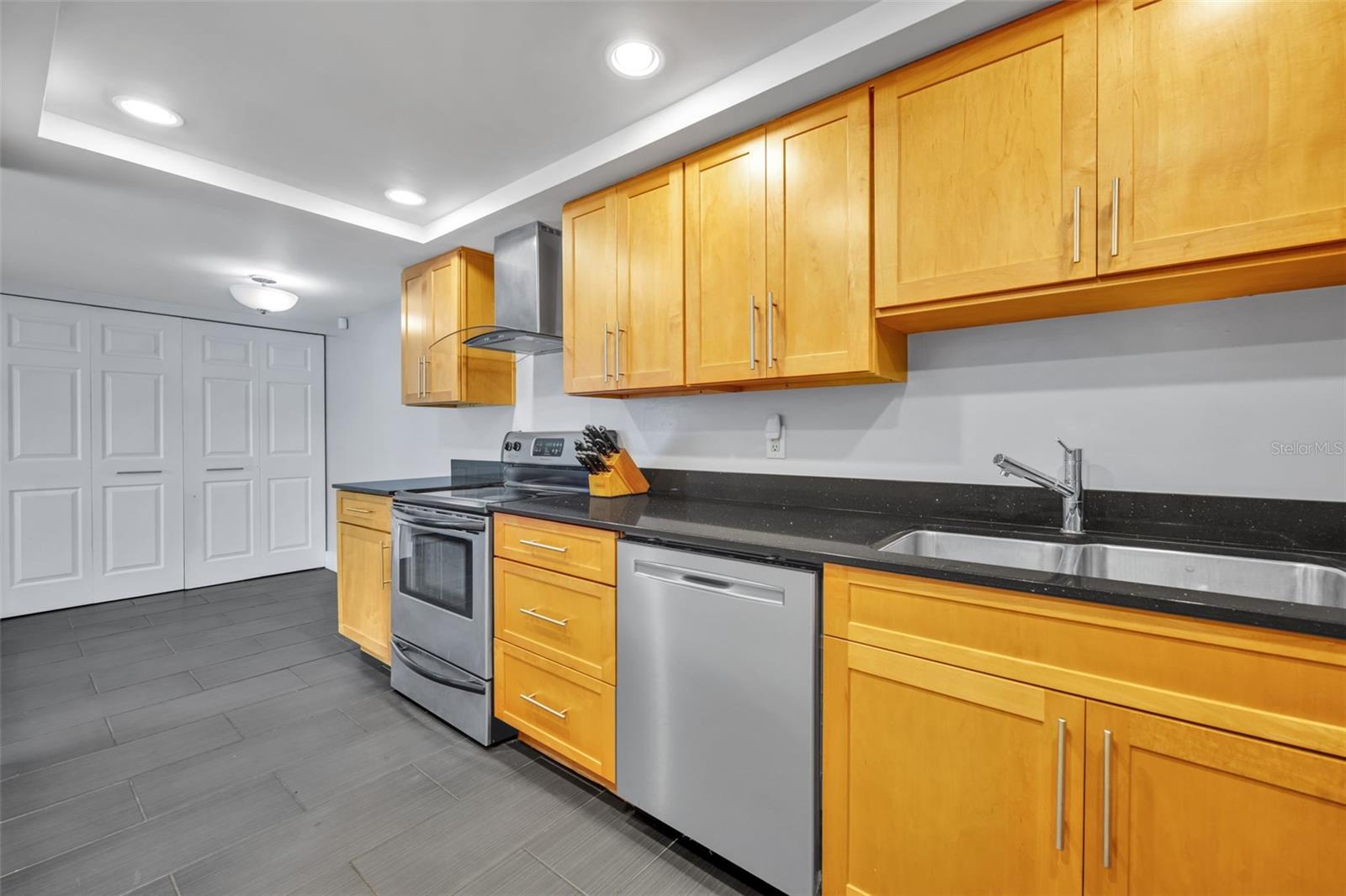 Image 12 of 25 For 5377 Vineland Road 1-d